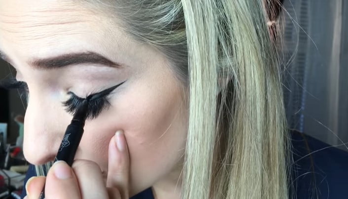 Best Eyeliner For Eyelash Extensions: Step 4, avoid having your eyeliner touch your lashes
