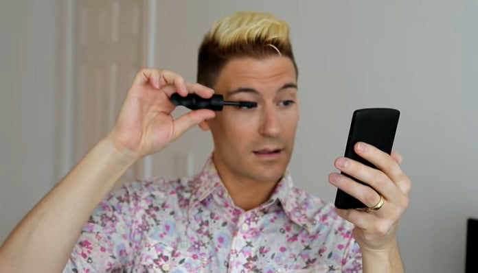 Eyelash curler for men: step 4, apply mascara as desired